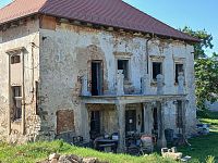 pilierový podporný portikus, ktorý nesie jednoduchý balkón