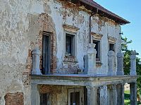 balkón nad podporným portikusom