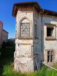 polygonálny rizalit