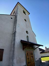 priečelie s hranolovitou vežou