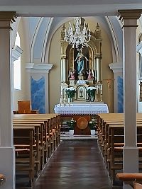 interiér - hlavný oltár, drevené lavice