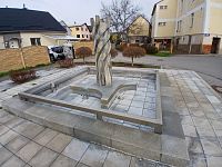 kašna a jej okolie sú vydláždené