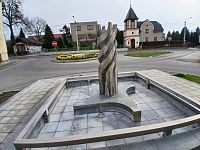 kašna a zvonica, kaplnka