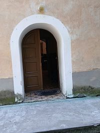 hlavný vchod do kostola pod vežou