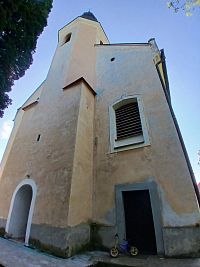 priečelie kostola s vežou