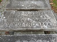 nápisy na kamenných doskách