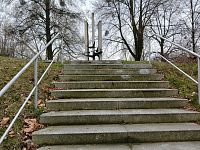 schody k pamätníku