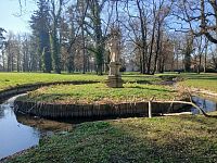 ostrovček so sochou Herkula