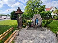 zvonička a lurdská jaskyňa pri kostole