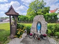 zvonička a lurdská jaskyňa