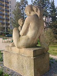 súsošie pred budovou okrskového strediska