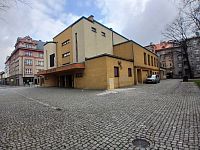 budova medzi obytnými domami