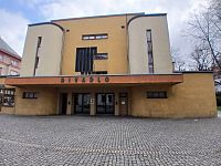 čelná stena divadla