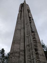 "Hřbitovní stéla" , exterierová plastika zhotovená z mušlového vápenca