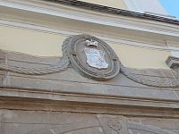 erb Stolbergov nad portálom