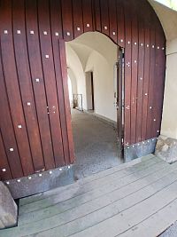 vstup do areálu zámku pod vežou