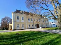 zámok, pohľad od predzámčia