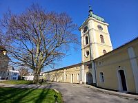 predzámčie s vežou od mesta