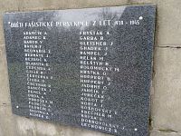 doska na ľavej časti pomníka