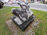 mramorová fontána vytvorená počas Medzinárodného sochárskeho sympózia LANDEK v roku 2009