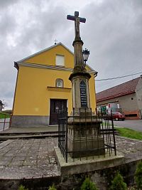 kríž pred kaplnkou