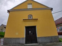 priečelie s vchodom