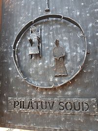 I. - PILATOV SÚD - kovová platňa s označením zastavenia a pomenovaním udalosti