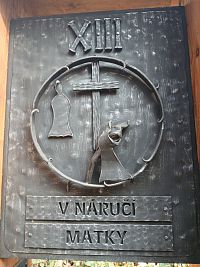 XIII - V NÁRUČI MATKY