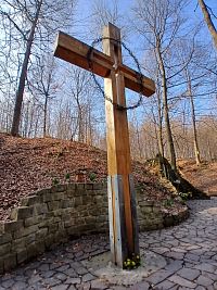 mohutný drevený kríž s tŕňovou korunou