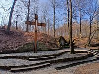 kríž a v pozadí Lurdská kaplnka so sochou Panny Márie