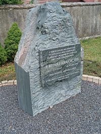 jednoduchý pamätník ako spomienka na rodáka