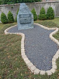 pamätník pri kostole sv. Juraja