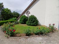 upravený priestor pri kostole