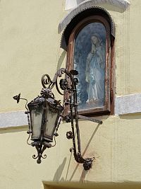 zdobený kovový svietnik - lucerna