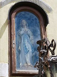 výklenok so soškou Panny Márie