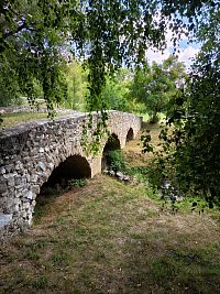 trojklenbový kamenný most