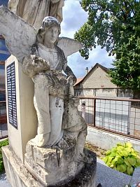 socha anjela a mŕtveho vojaka