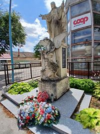 pomník pred Jednotou