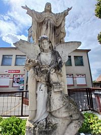 čelný pohľad na súsošie pomníka