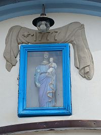 výklenok so soškou a letopočtom