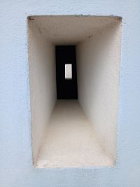 malé otvorené okno v dolnej časti