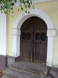 jeden z vchodov do kaplnky