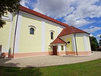 jedna z dvoch bočných kaplniek