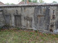 náhrobné pomníky v múre