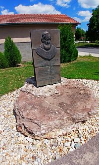 pamätník rodákovi Jurajovi Selepčénimu