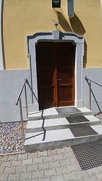 hlavný vchod do kostola