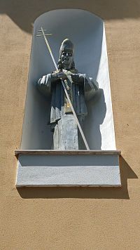 jedna zo sôch vo výklanku