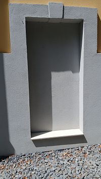 zamerovaný vchod na priečelí kostola