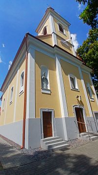 priečelie kostola a jeho bočná stena