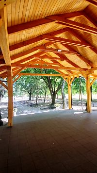 drevaný prístrešok